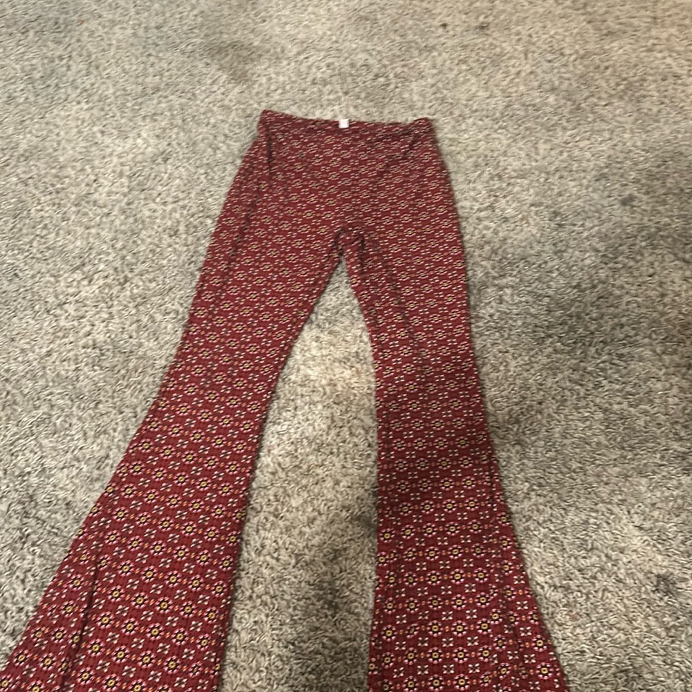 Designed leggings color, maroon with designs on it